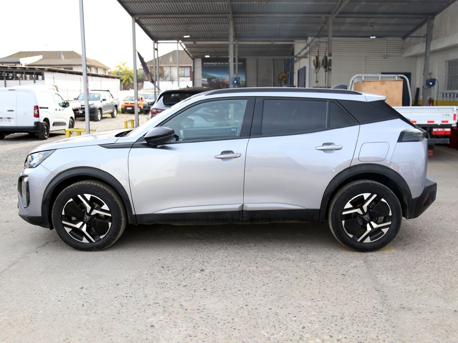 PEUGEOT 2008 1.5 ALLURE PACK BLUEHDI DIESEL 130HP 4X2 EAT8 5P 2025 - Imagen 5 de 20