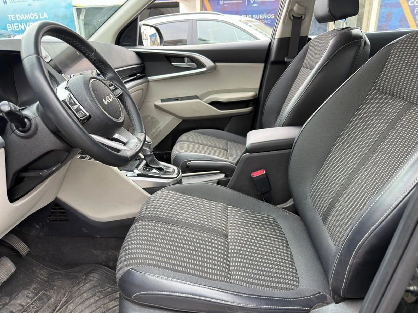 KIA CARENS EX 1.4 AT 7 PASAJEROS 2023 - Imagen 7 de 12