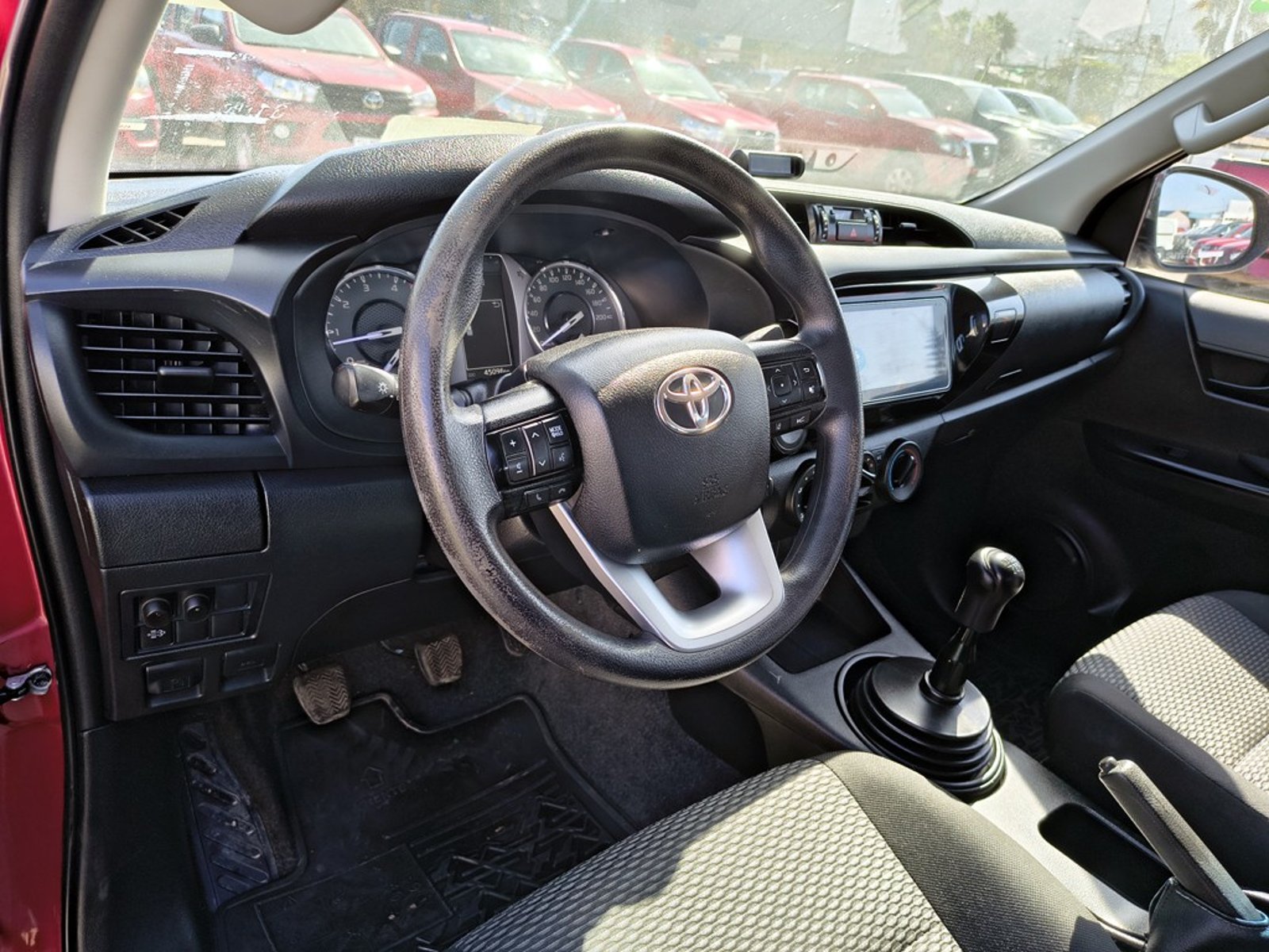 TOYOTA HILUX 2.4 DX 4X2 DIESEL MT 2023 - Imagen 10 de 18