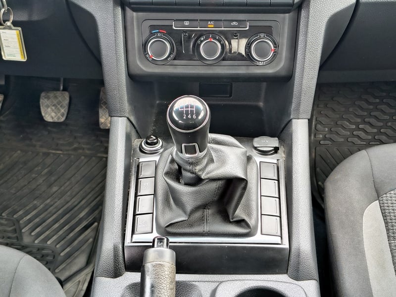 Volkswagen AMAROK 2.0 Diesel 4x2 T/M TRENDLINE 2023 - Imagen 19 de 20