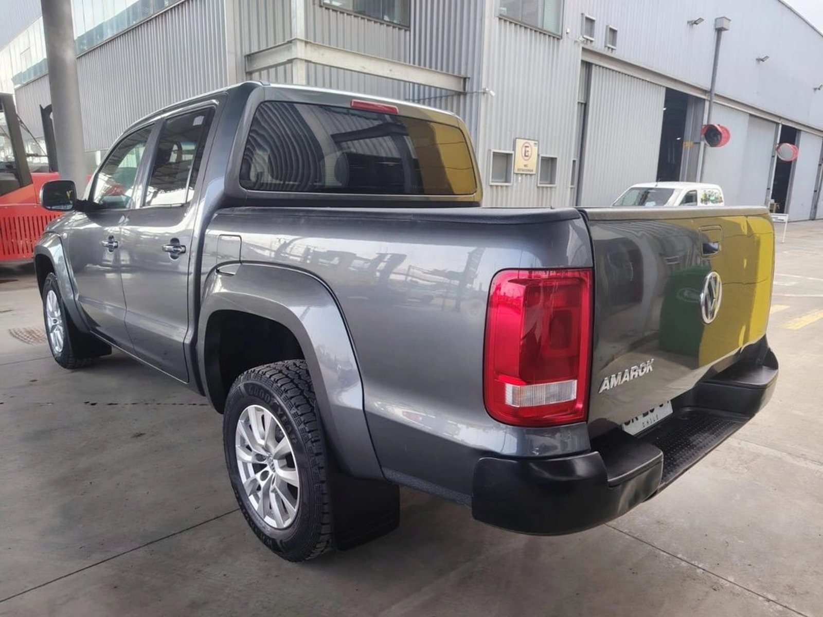 Volkswagen AMAROK 2.0 TRENDLINE DIESEL DOB. CAB. 4X2 MT 4P 2023 - Imagen 8 de 16