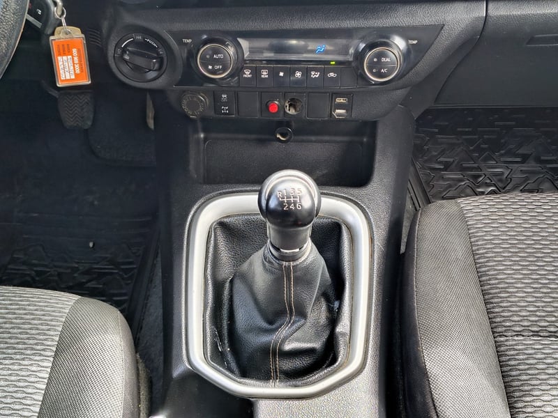 Toyota HILUX 2.8 SR Diesel 4x4 T/M 2023 - Imagen 18 de 20