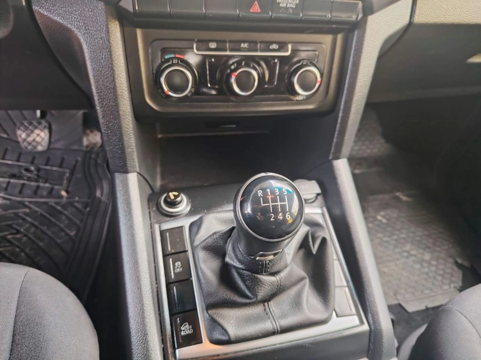 Volkswagen AMAROK 2.0 TRENDLINE DIESEL DOB. CAB. 4X2 MT 4P 2023 - Imagen 14 de 16