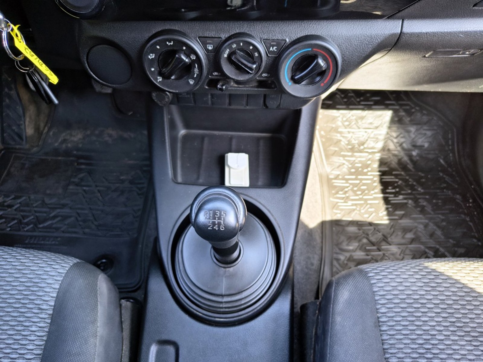 TOYOTA HILUX 2.4 DX Diesel 4x2 T/M 2022 - Imagen 17 de 19