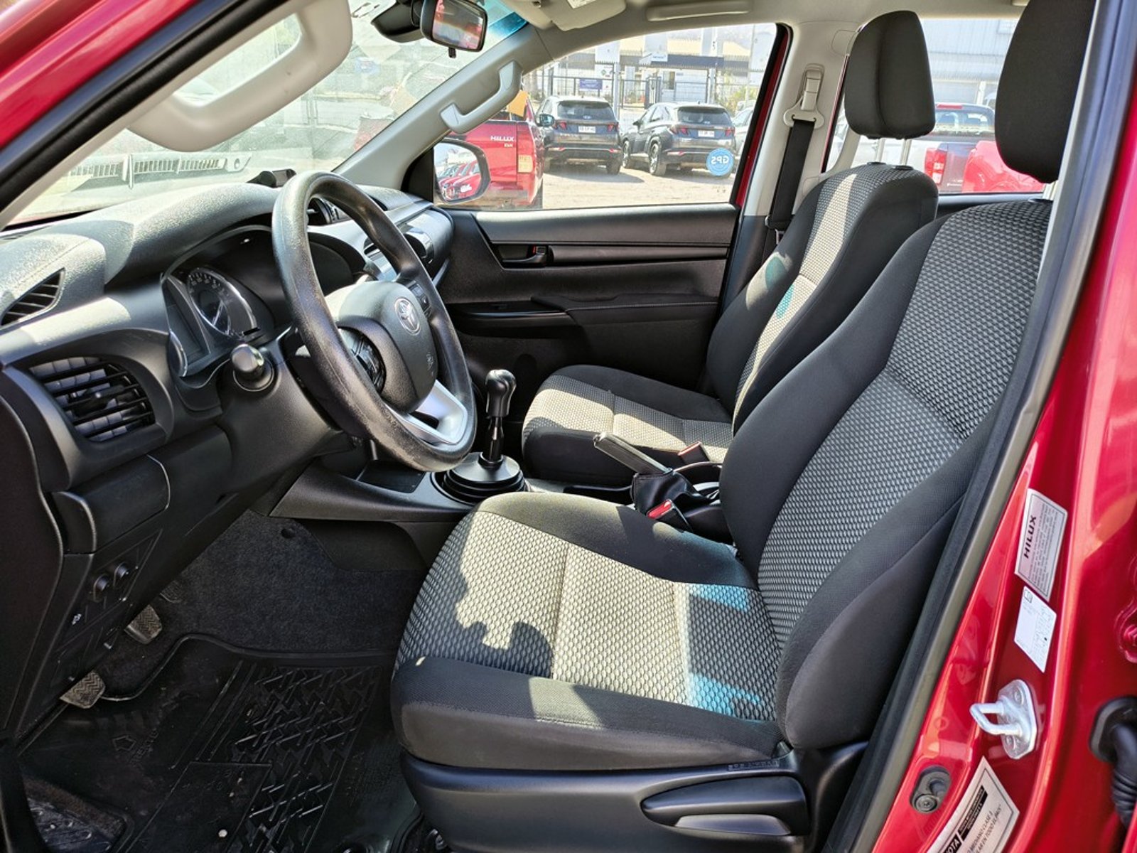 TOYOTA HILUX 2.4 DX 4X2 DIESEL MT 2023 - Imagen 9 de 18