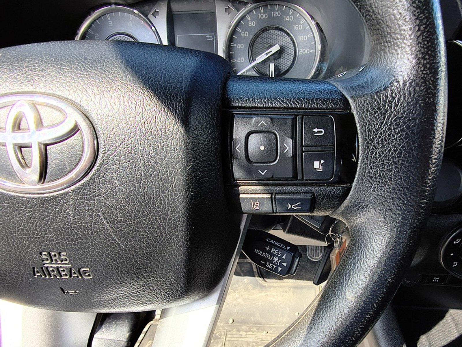 TOYOTA HILUX 2.4 DX 4X2 DIESEL MT 2023 - Imagen 12 de 19