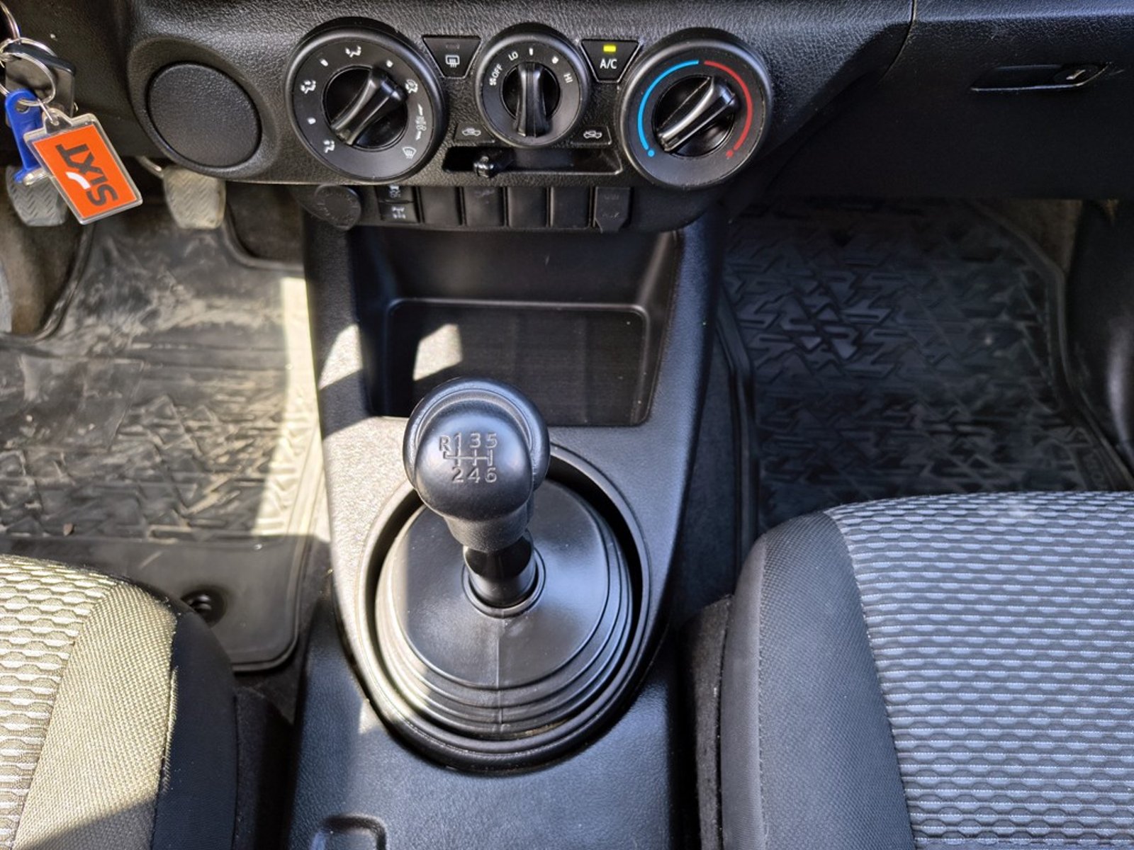TOYOTA HILUX 2.4 DX 4X2 DIESEL MT 2023 - Imagen 16 de 18