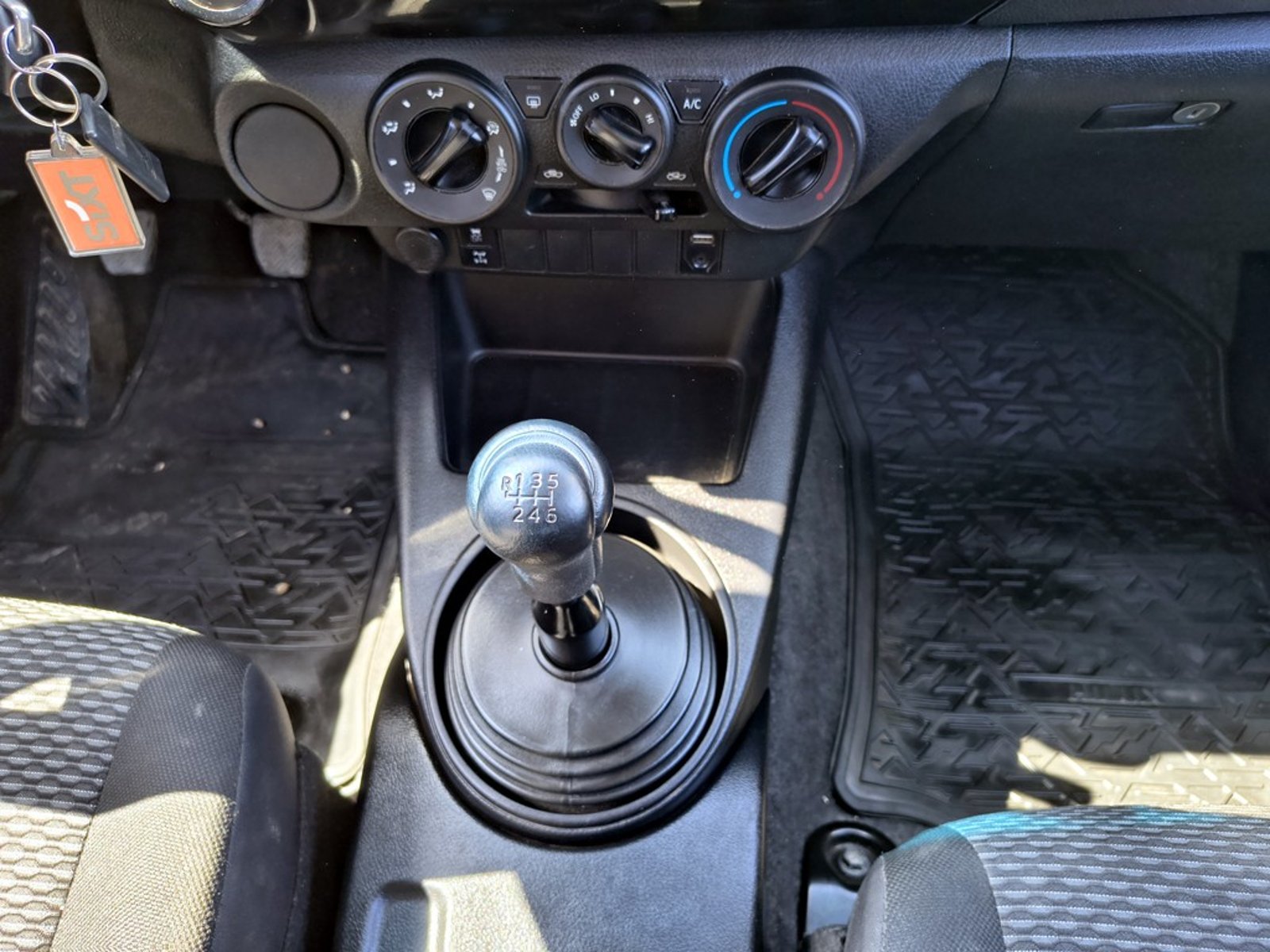 TOYOTA HILUX 2.4 DX 4X2 DIESEL MT 2023 - Imagen 17 de 19