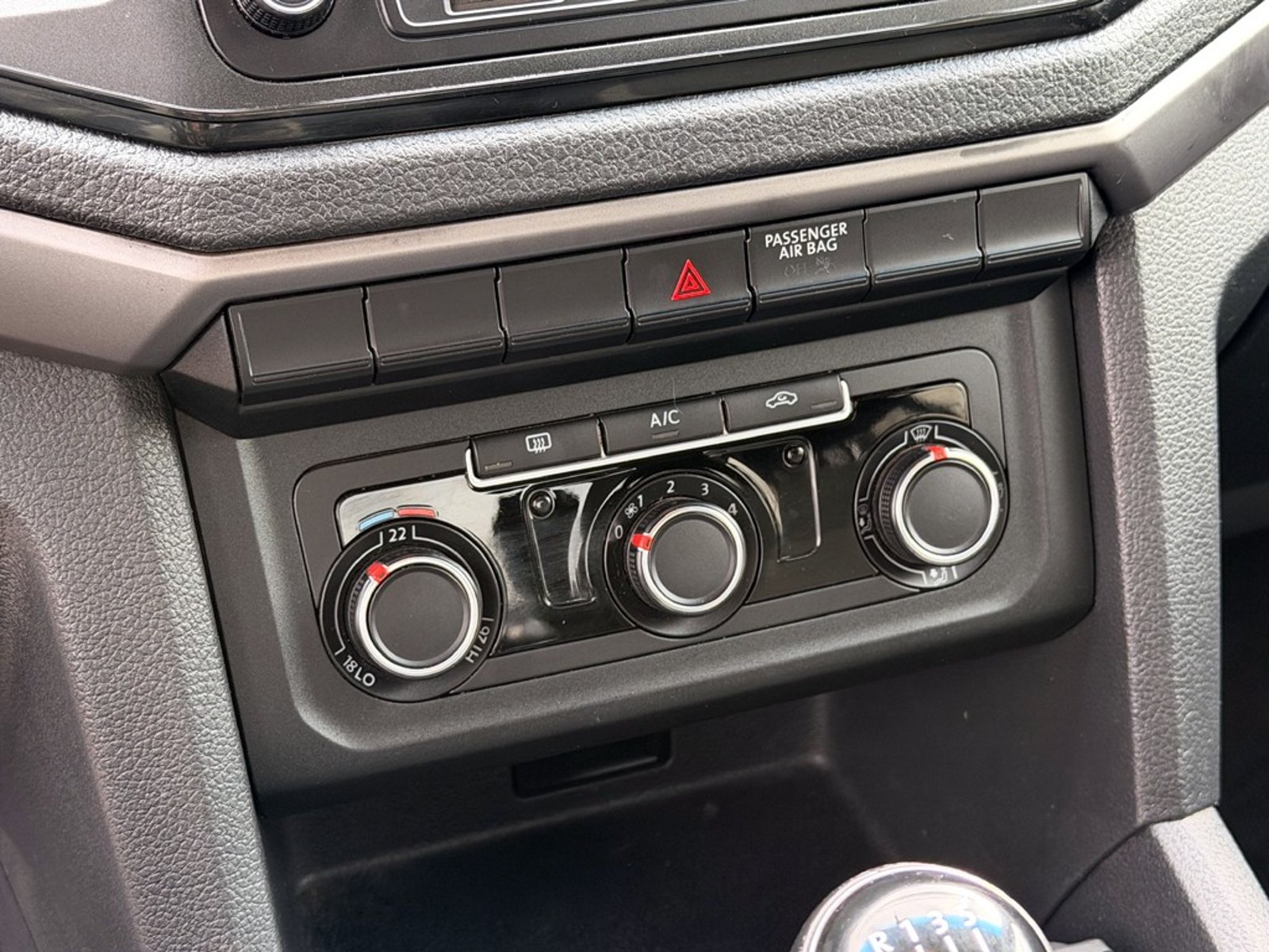 Volkswagen AMAROK 2.0 TRENDLINE 4X4 MT 2023 - Imagen 14 de 20
