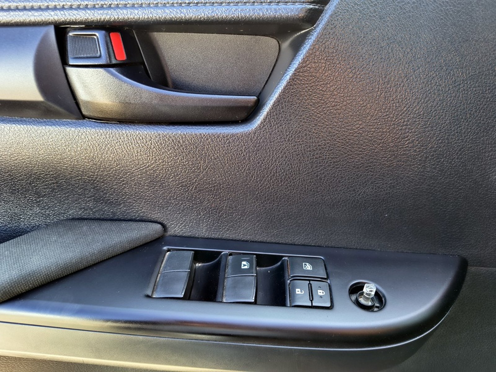 TOYOTA HILUX 2.4 DX DIESEL 4x2 2022 - Imagen 9 de 20