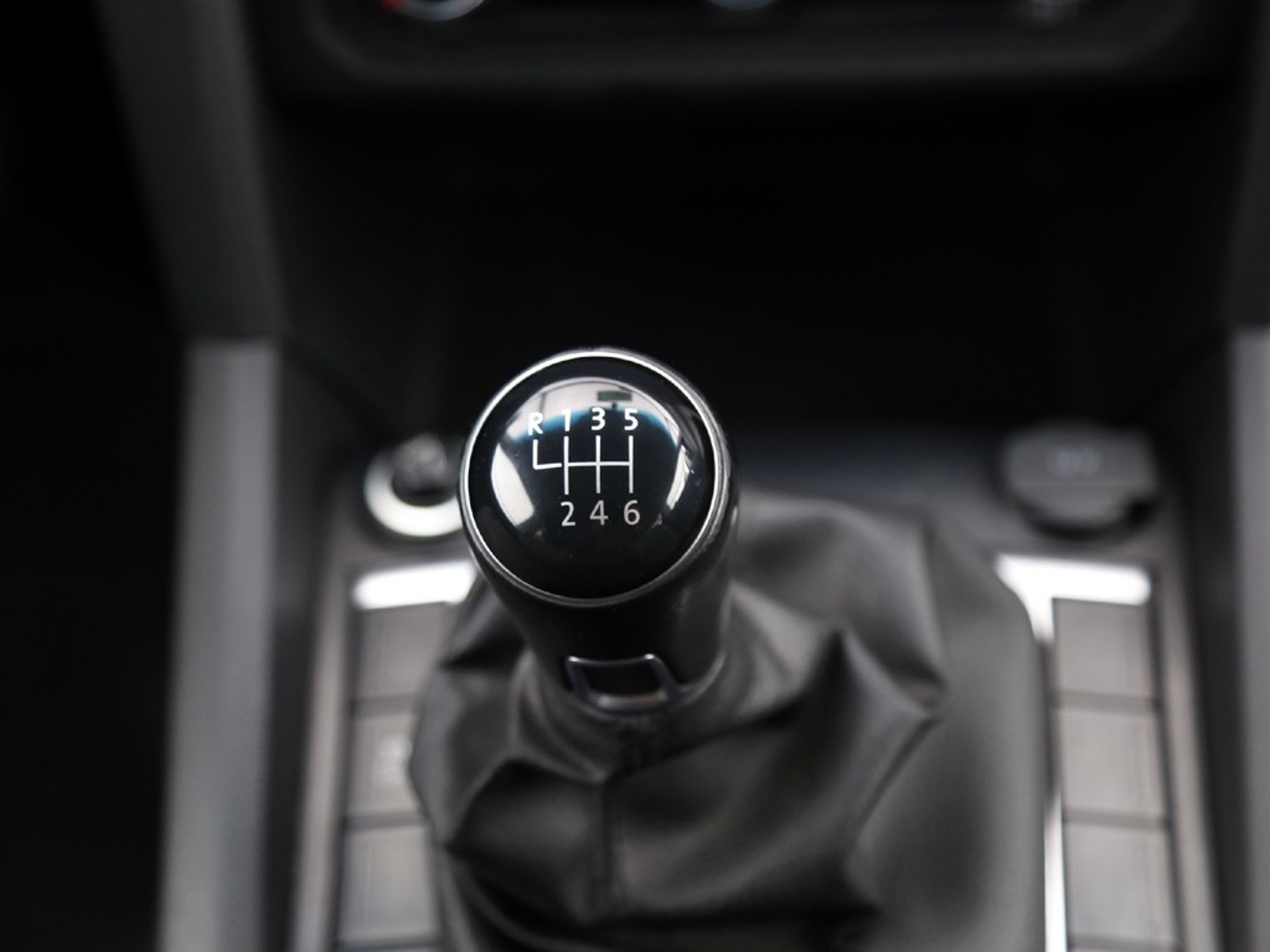 VOLKSWAGEN AMAROK TRENDLINE 4X2 2.0 MT 2023 - Imagen 17 de 20