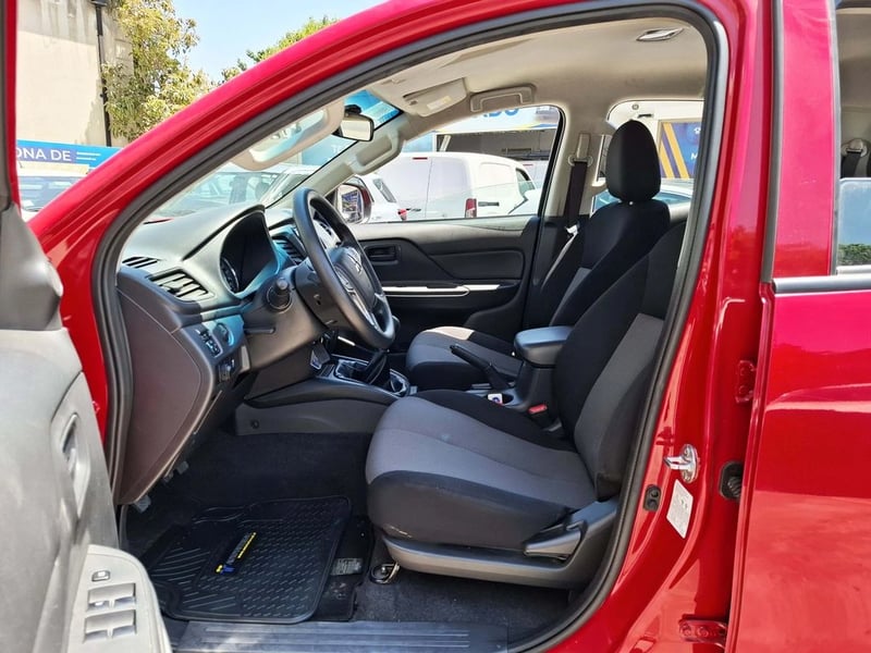Mitsubishi L200 2.4 KATANA CR 4X2 MT 2023 - Imagen 13 de 20