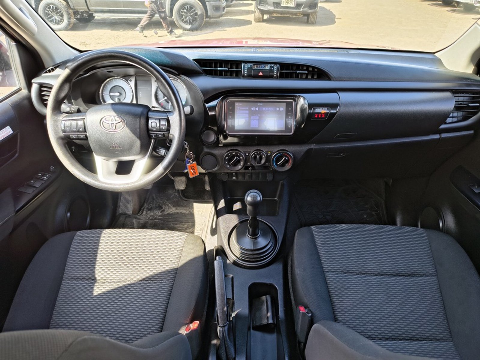 TOYOTA HILUX 2.4 DX 4X2 DIESEL MT 2023 - Imagen 14 de 18
