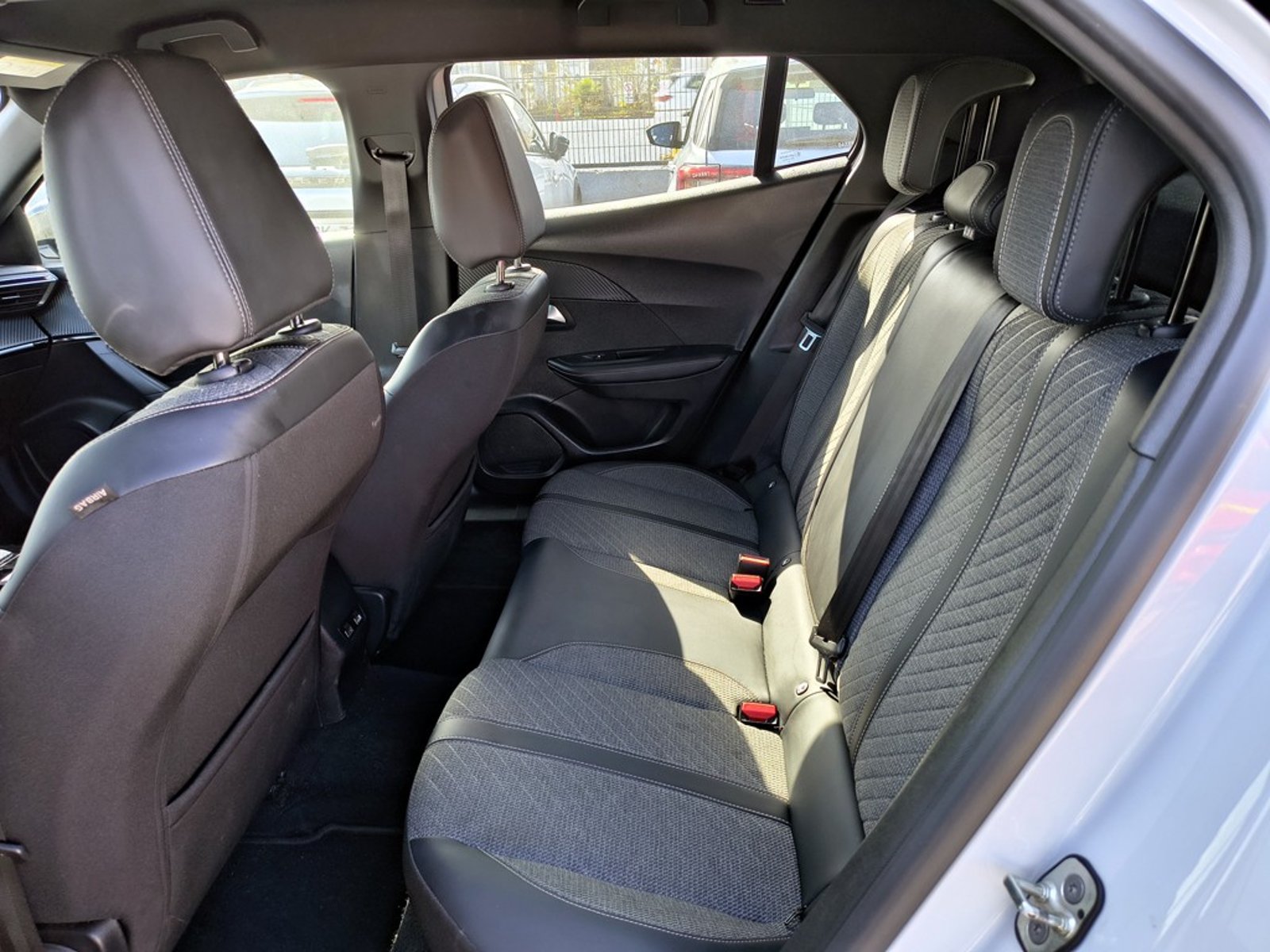 PEUGEOT 2008 1.5 Diesel 4x2 T/A Allure 2025 - Imagen 15 de 20