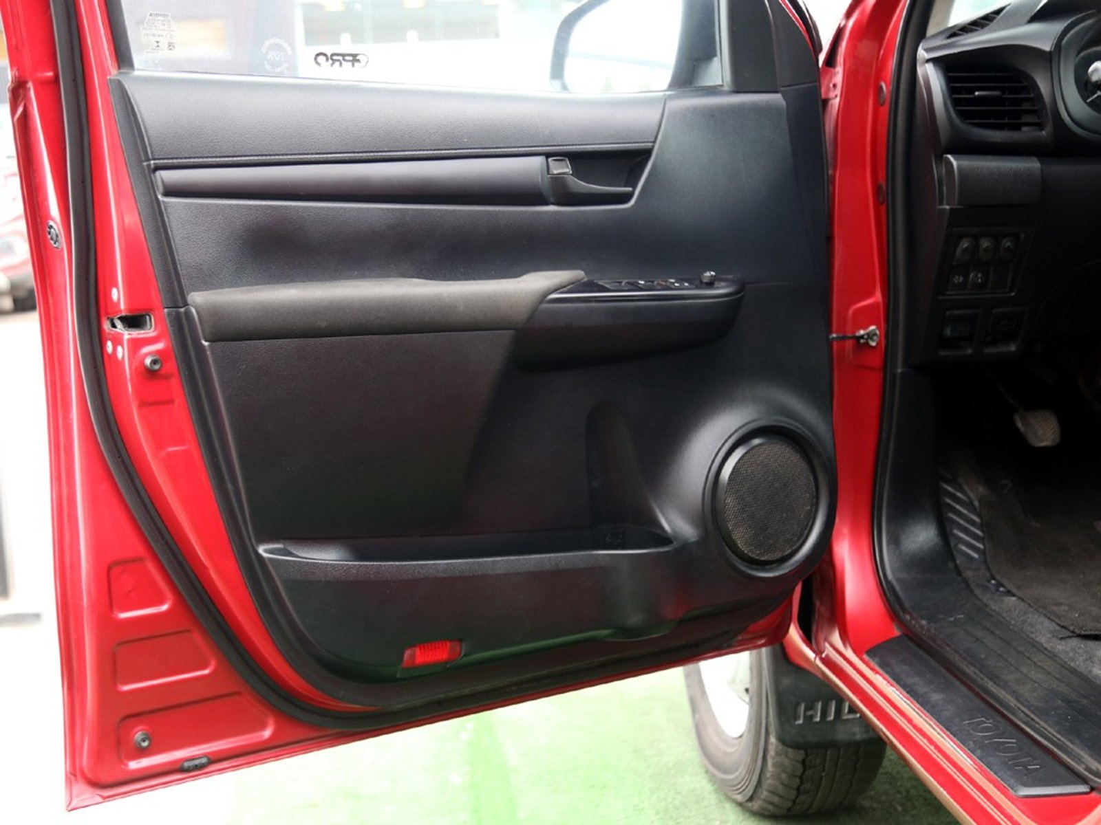 TOYOTA HILUX 2.4 SR 4X2 MT 2023 - Imagen 11 de 20