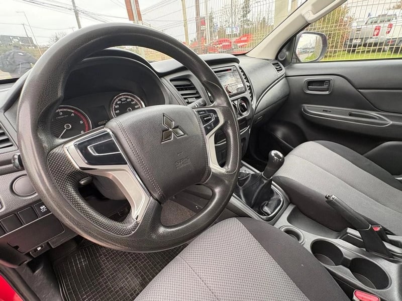 Mitsubishi L200 CR KATANA 4X2 2022 - Imagen 9 de 12