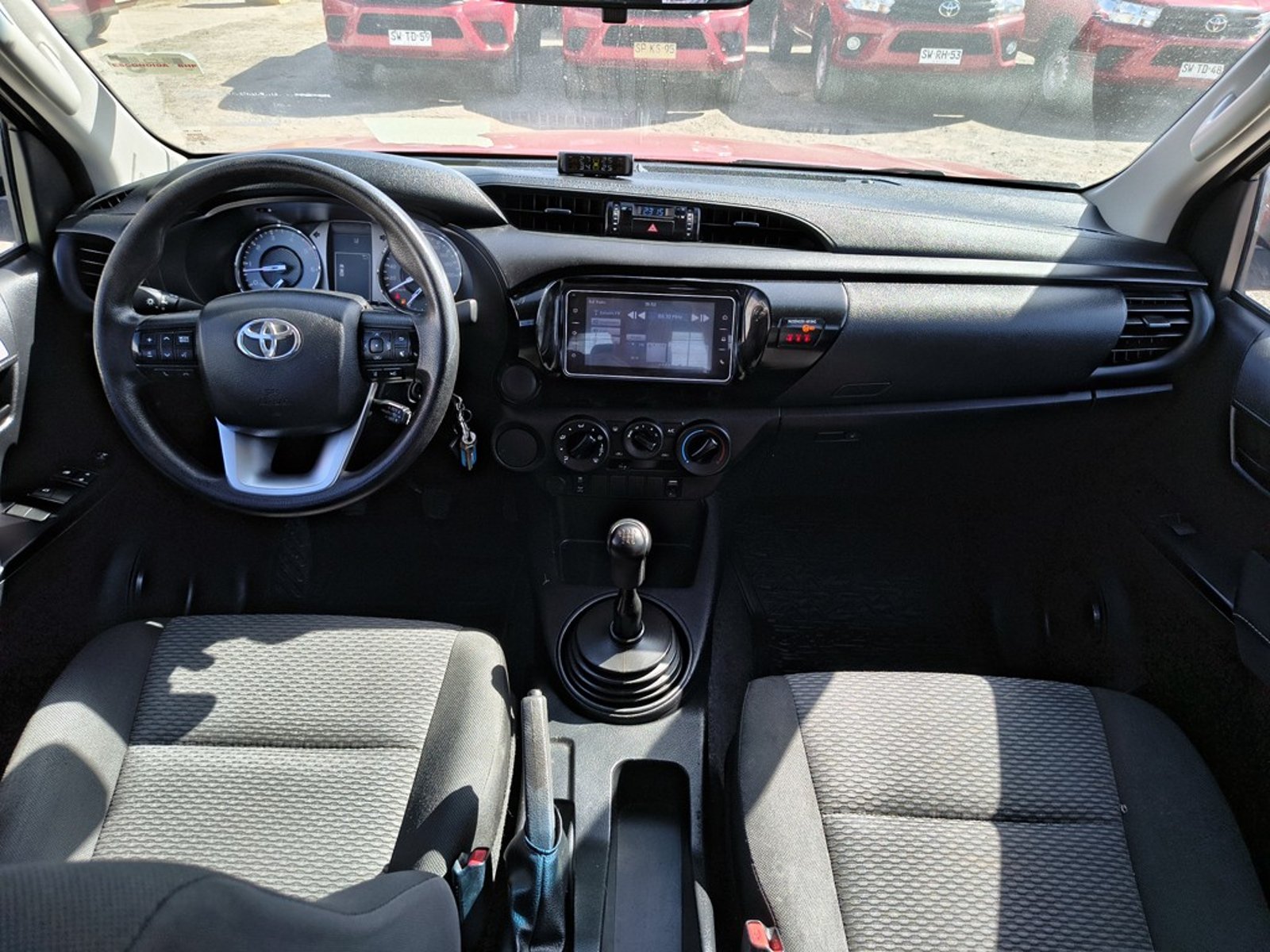 TOYOTA HILUX 2.4 DX 4X2 DIESEL MT 2023 - Imagen 14 de 18