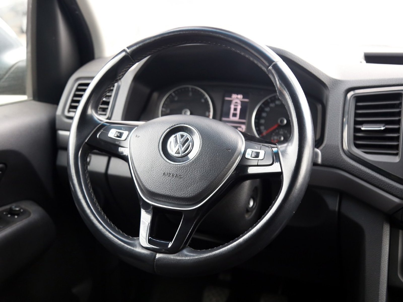 VOLKSWAGEN AMAROK TRENDLINE 4X2 2.0 MT 2023 - Imagen 16 de 20