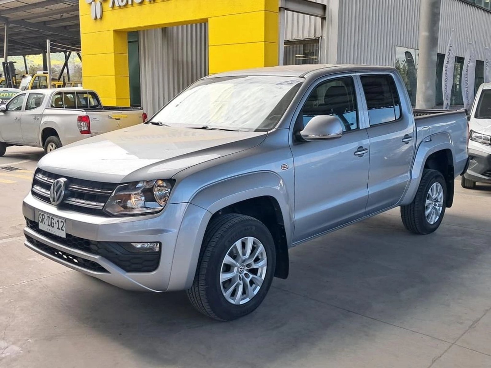 Volkswagen AMAROK COMFORTLINE 2.0 AT 4X4 2023 - Foto 2 de 20