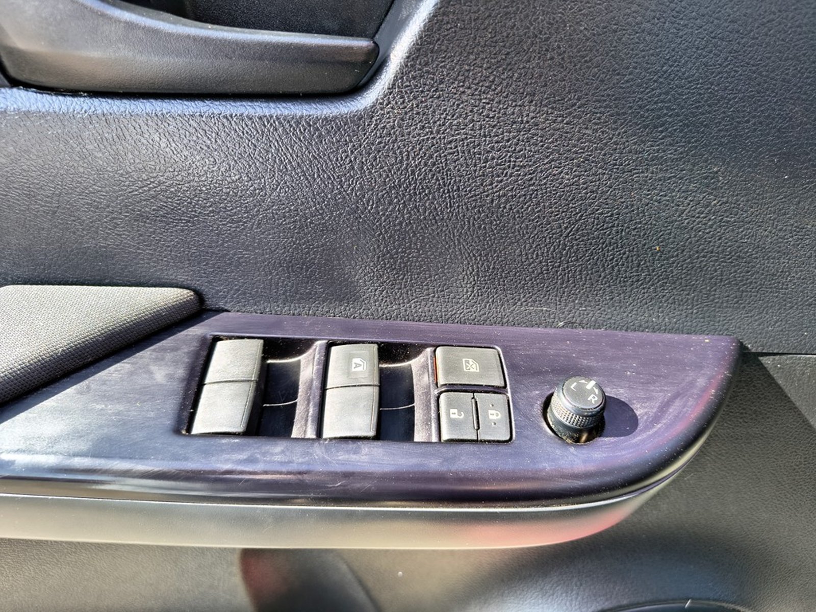 TOYOTA HILUX 2.4 DX 4X2 DIESEL MT 2023 - Imagen 8 de 18