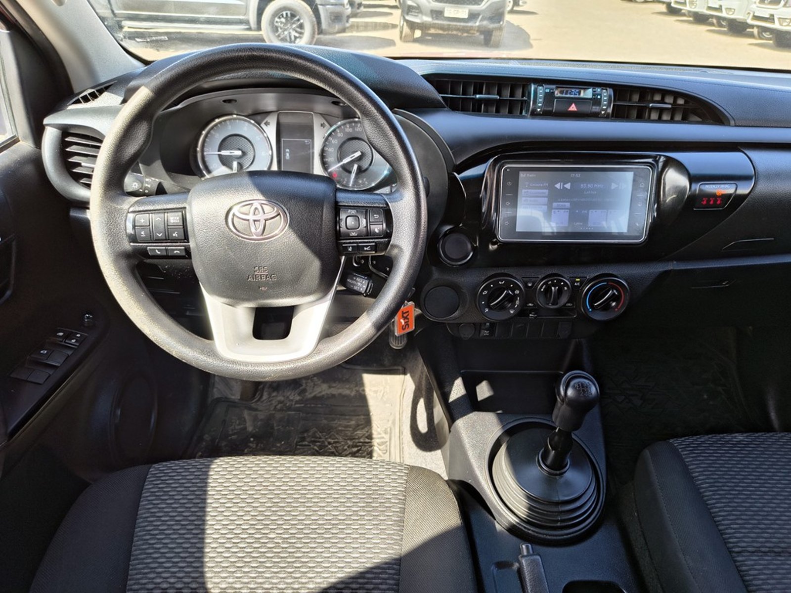 TOYOTA HILUX 2.4 DX 4X2 DIESEL MT 2023 - Imagen 17 de 18
