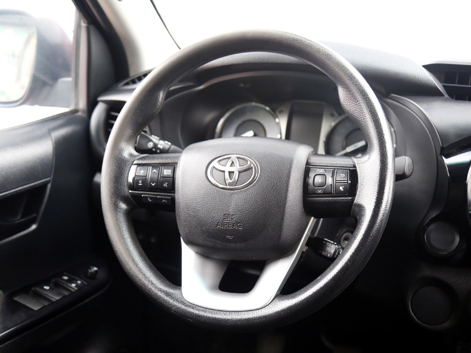 TOYOTA HILUX 2.4 SR 4X2 MT 2023 - Imagen 18 de 20