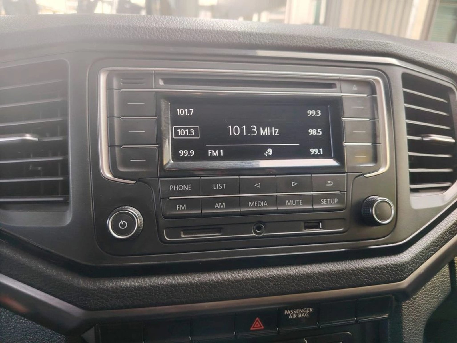 Volkswagen AMAROK 2.0 TRENDLINE DIESEL DOB. CAB. 4X2 MT 4P 2023 - Imagen 15 de 16