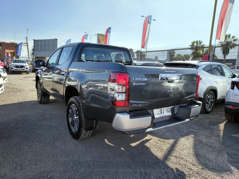 Mitsubishi L200 DAKAR 2.5 Diesel 4x4 T/A 2019 - Imagen 4 de 20