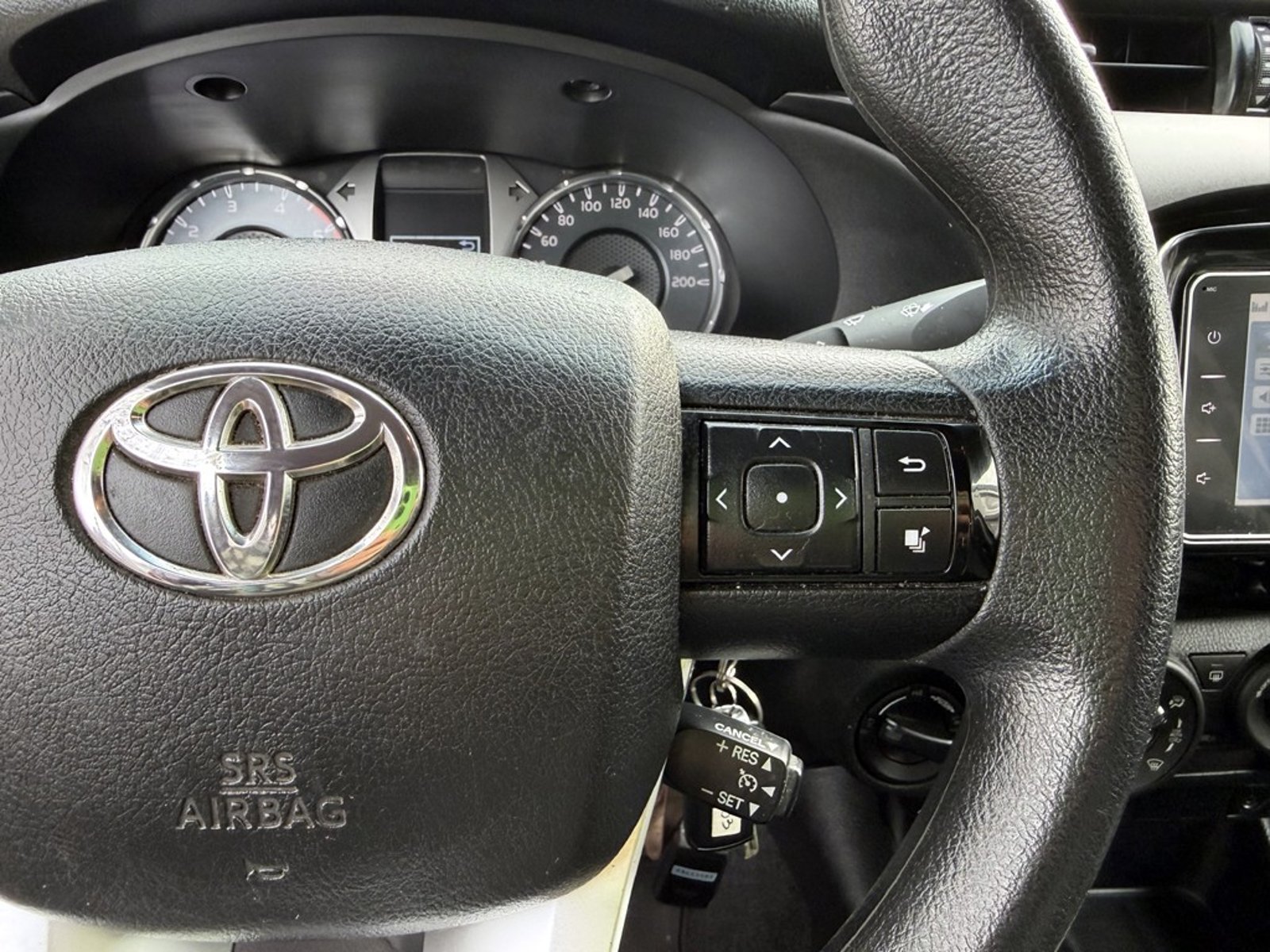 TOYOTA HILUX 2.4 DX 4X4 MT 2022 - Imagen 19 de 20