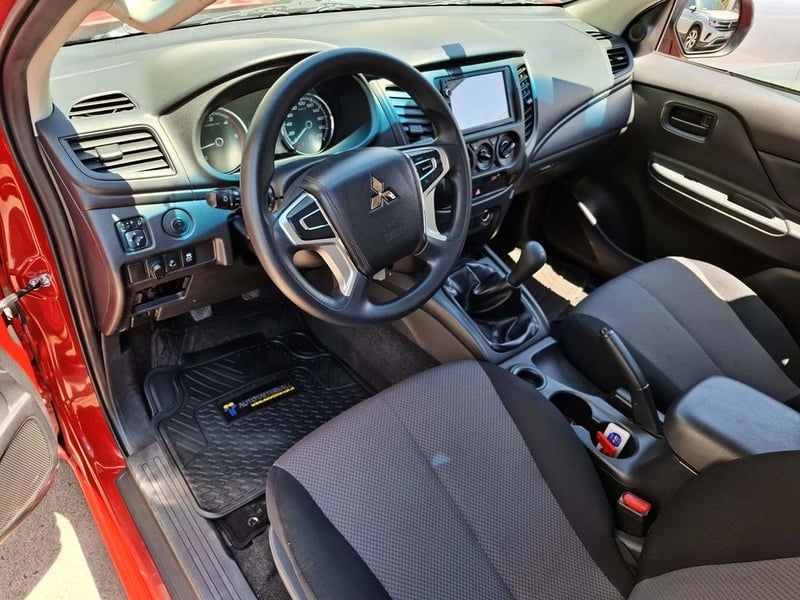 Mitsubishi L200 2.4 KATANA CR 4X2 MT 2023 - Imagen 16 de 20