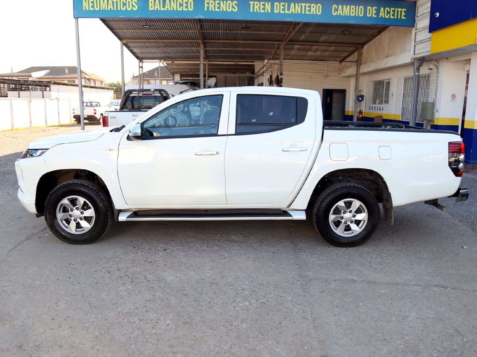 Mitsubishi L200 2.2 KATANA CRT MT 4X4 DIESEL 2024 - Imagen 8 de 20