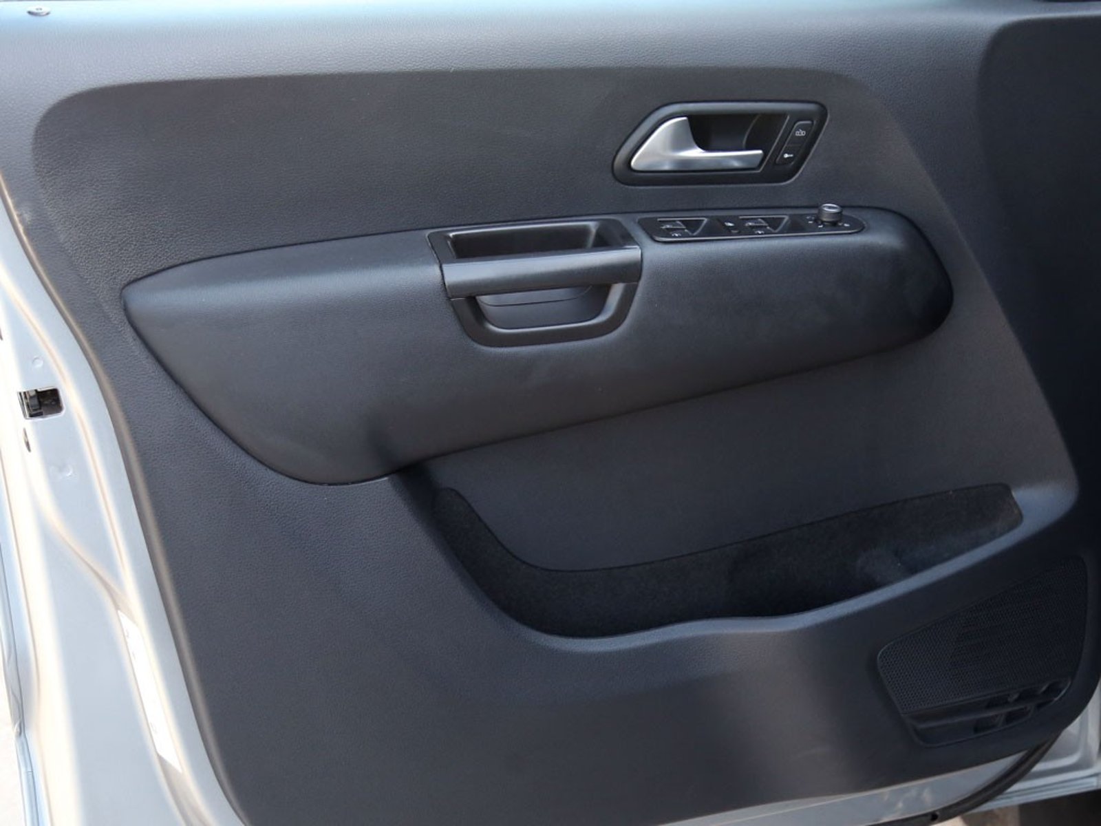 Volkswagen AMAROK 2.0 HIGHLINE DIESEL 4X4 DOB. CAB. AT 4P 2023 - Imagen 17 de 20
