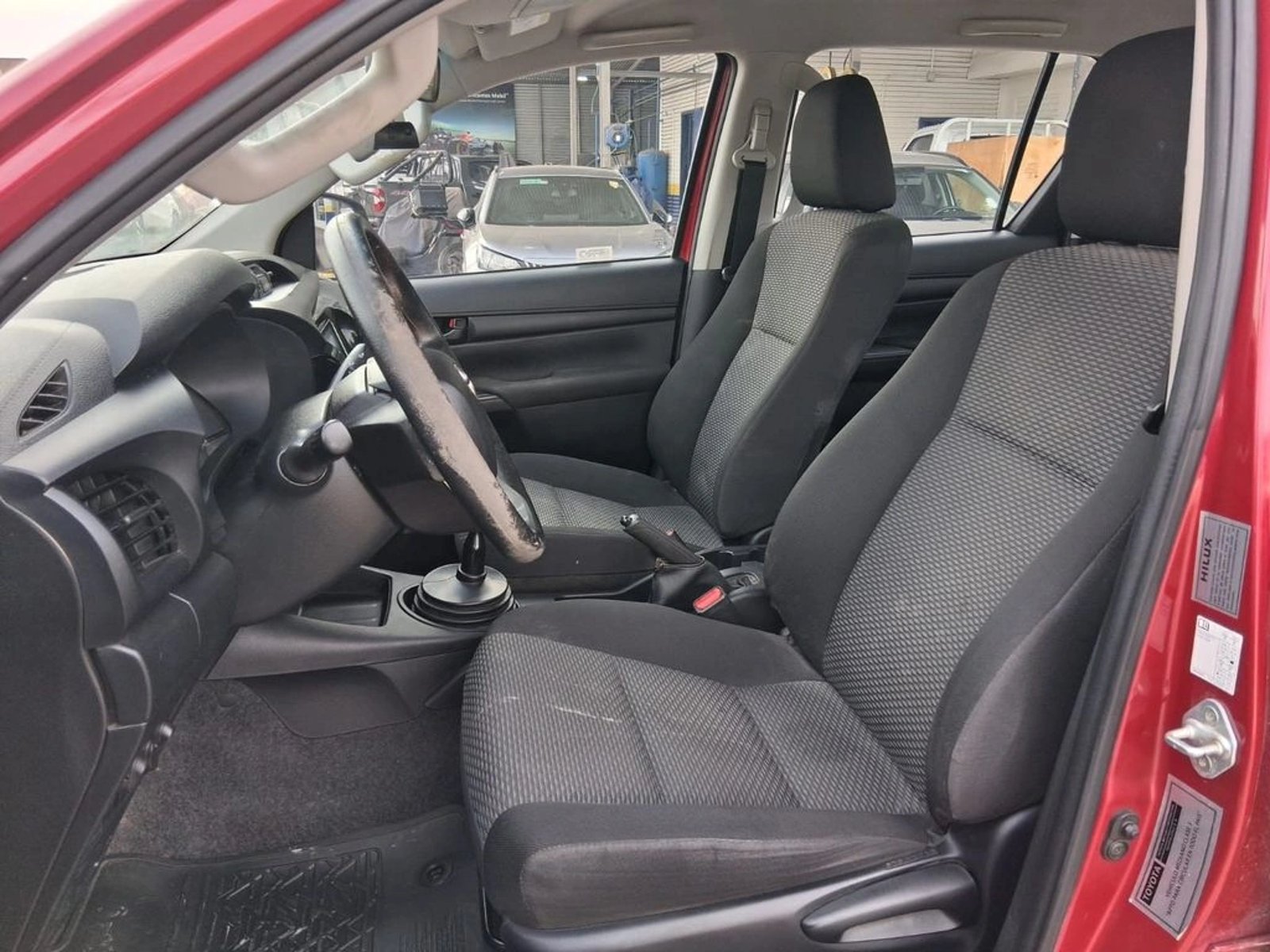 TOYOTA HILUX 2.4 DX DIESEL 4X2 DOB. CAB. MT 4P 2022 - Imagen 18 de 19