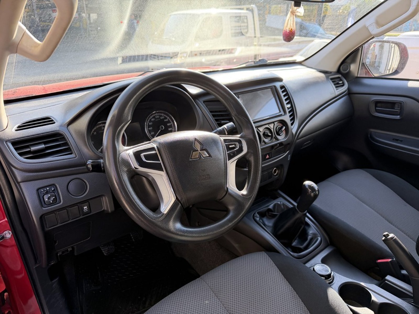 Mitsubishi L200 2.4 KATANA CRT 4X4 MT 2023 - Imagen 11 de 20