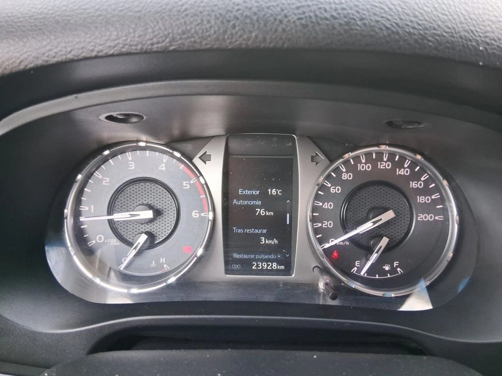 TOYOTA HILUX 2.4 DX DIESEL 4X2 DOB. CAB. MT 4P 2022 - Imagen 9 de 19