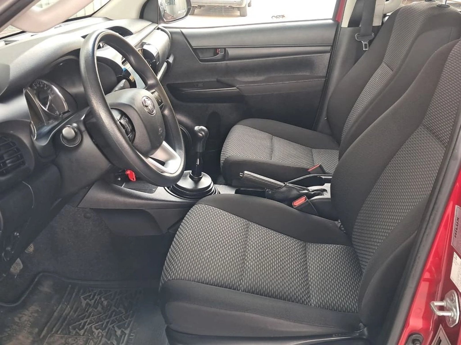 Toyota HILUX 2.4 DX 4X2 MT 2023 - Imagen 12 de 19
