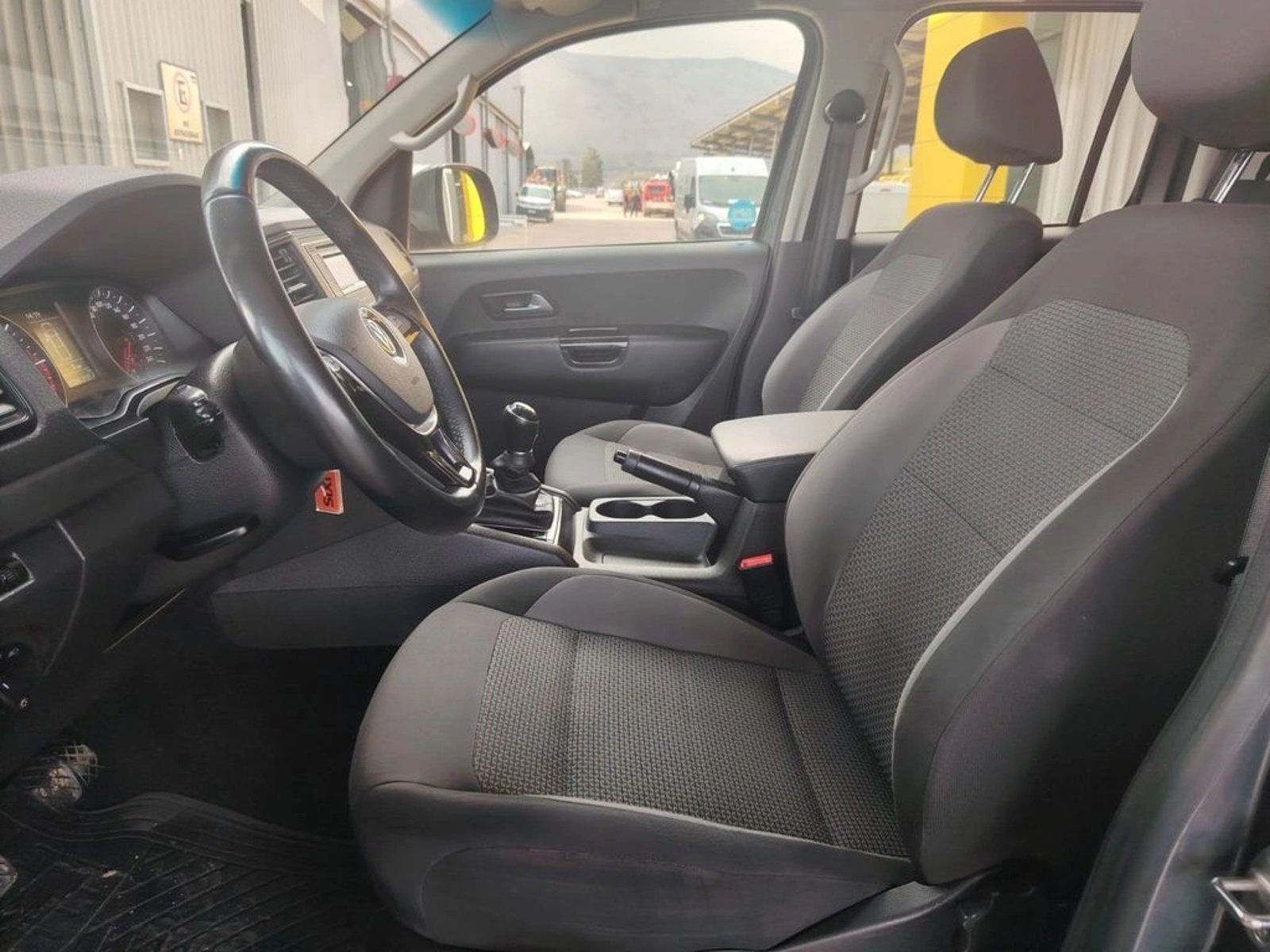 Volkswagen AMAROK 2.0 TRENDLINE DIESEL DOB. CAB. 4X2 MT 4P 2023 - Imagen 12 de 16