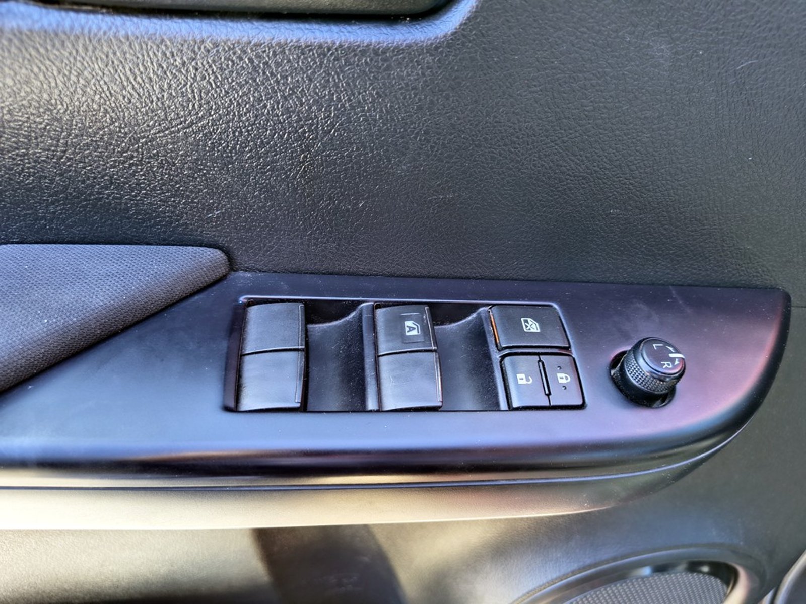 TOYOTA HILUX 2.4 DX 4X2 DIESEL MT 2023 - Imagen 8 de 19