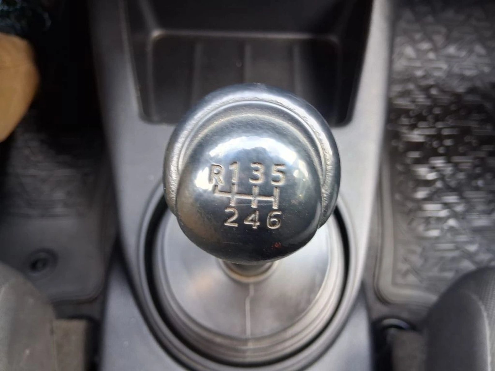 TOYOTA HILUX 2.4 DX DIESEL 4X2 DOB. CAB. MT 4P 2022 - Imagen 16 de 19