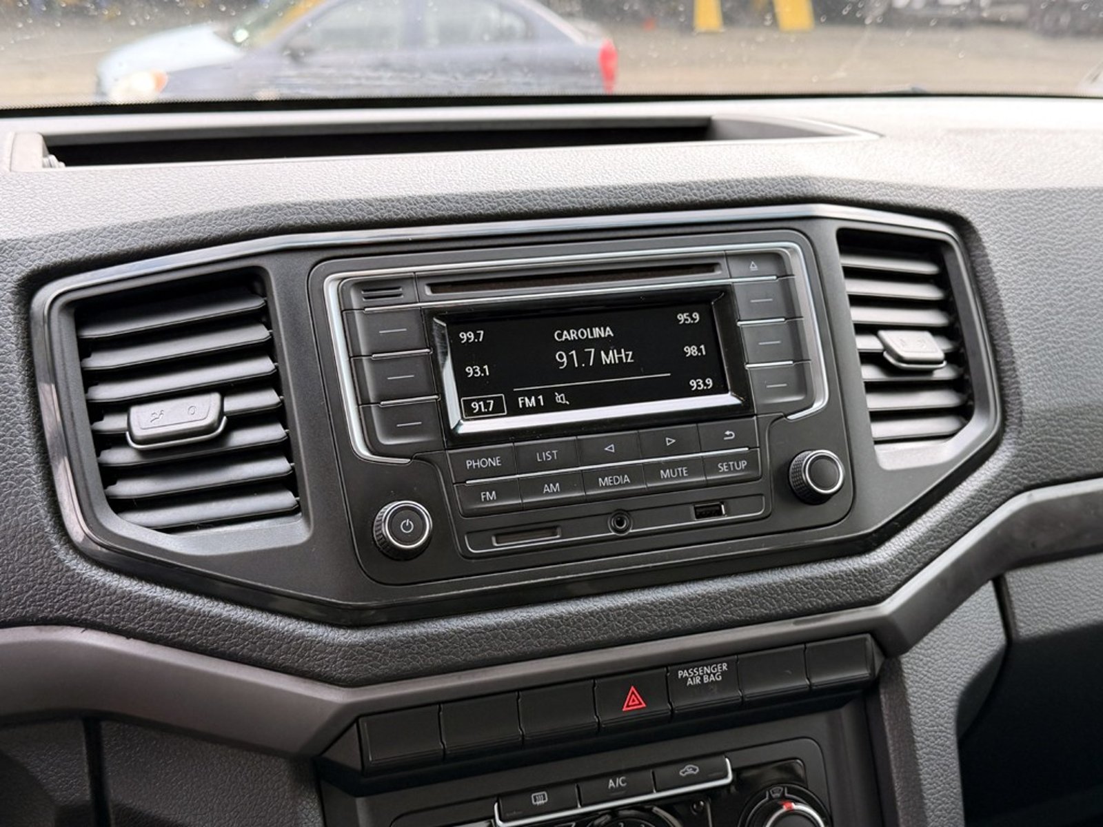 Volkswagen AMAROK 2.0 TRENDLINE 4X4 MT 2023 - Imagen 15 de 20