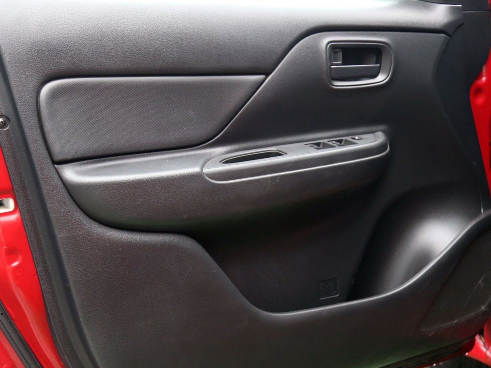 Mitsubishi L200 2.4 TD WORK CR WF MT 4X2 DIESEL 2022 - Imagen 10 de 19