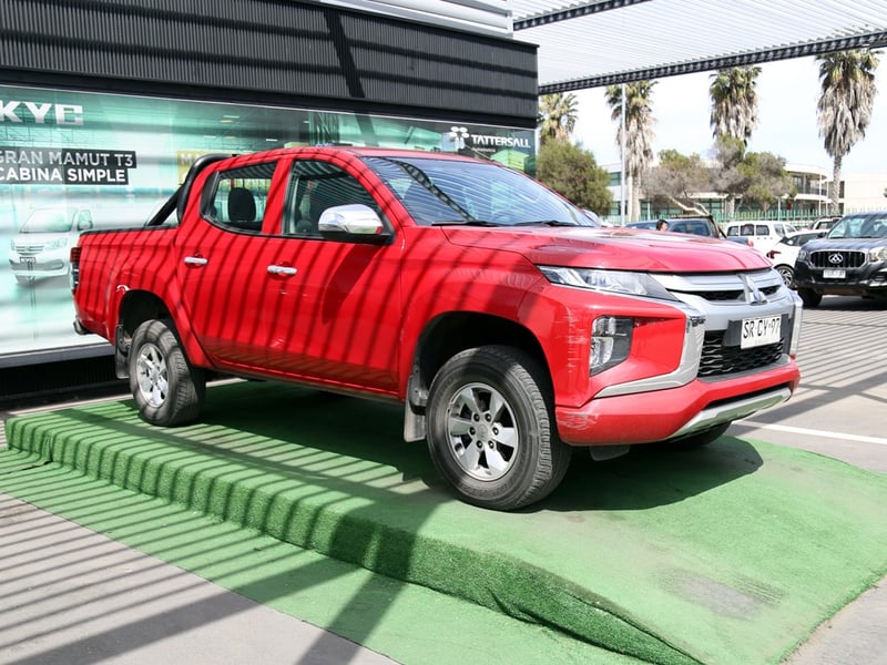 Mitsubishi L200 KATANA 2.4 4x4 MT 2023 - Imagen 3 de 20