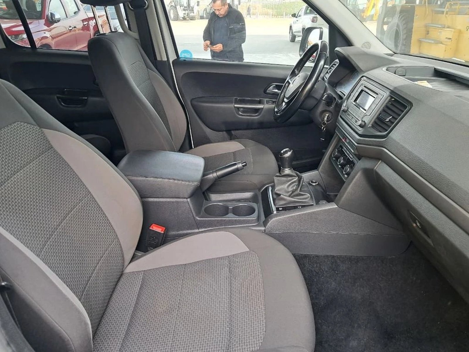 VOLKSWAGEN AMAROK TRENDLINE 2.0 4X4 MT 2023 - Imagen 15 de 19