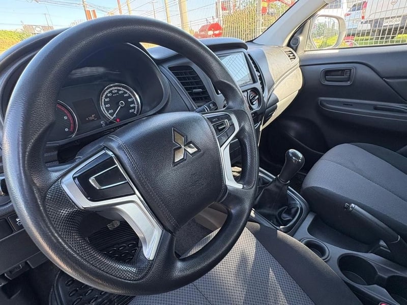 Mitsubishi L200 CR KATANA 4X2 2023 - Imagen 9 de 12