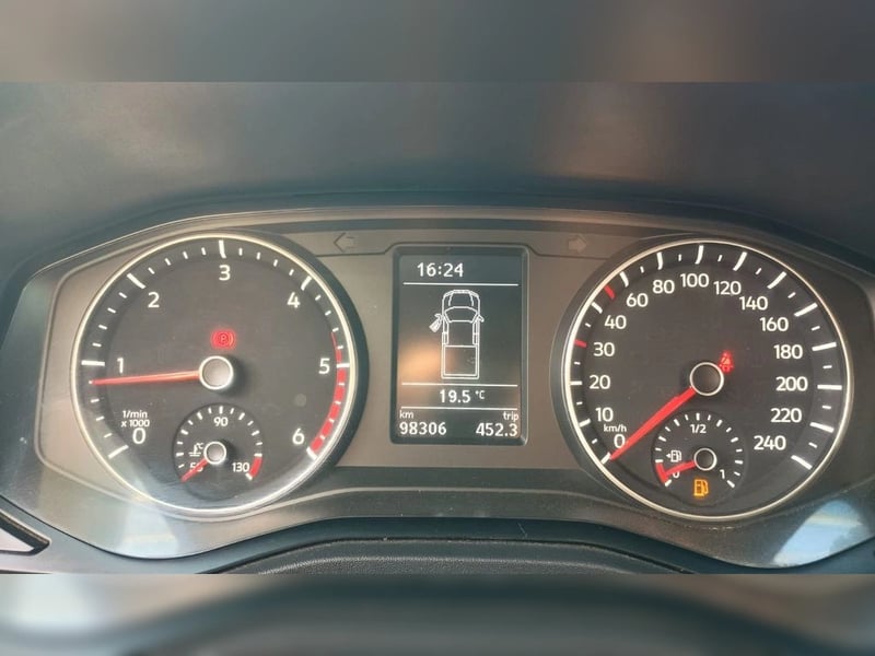 Volkswagen AMAROK 2.0 TRENDLINE DIESEL 4MOTION 4X4 DOB. CAB. MT 4P 2023 - Imagen 9 de 14