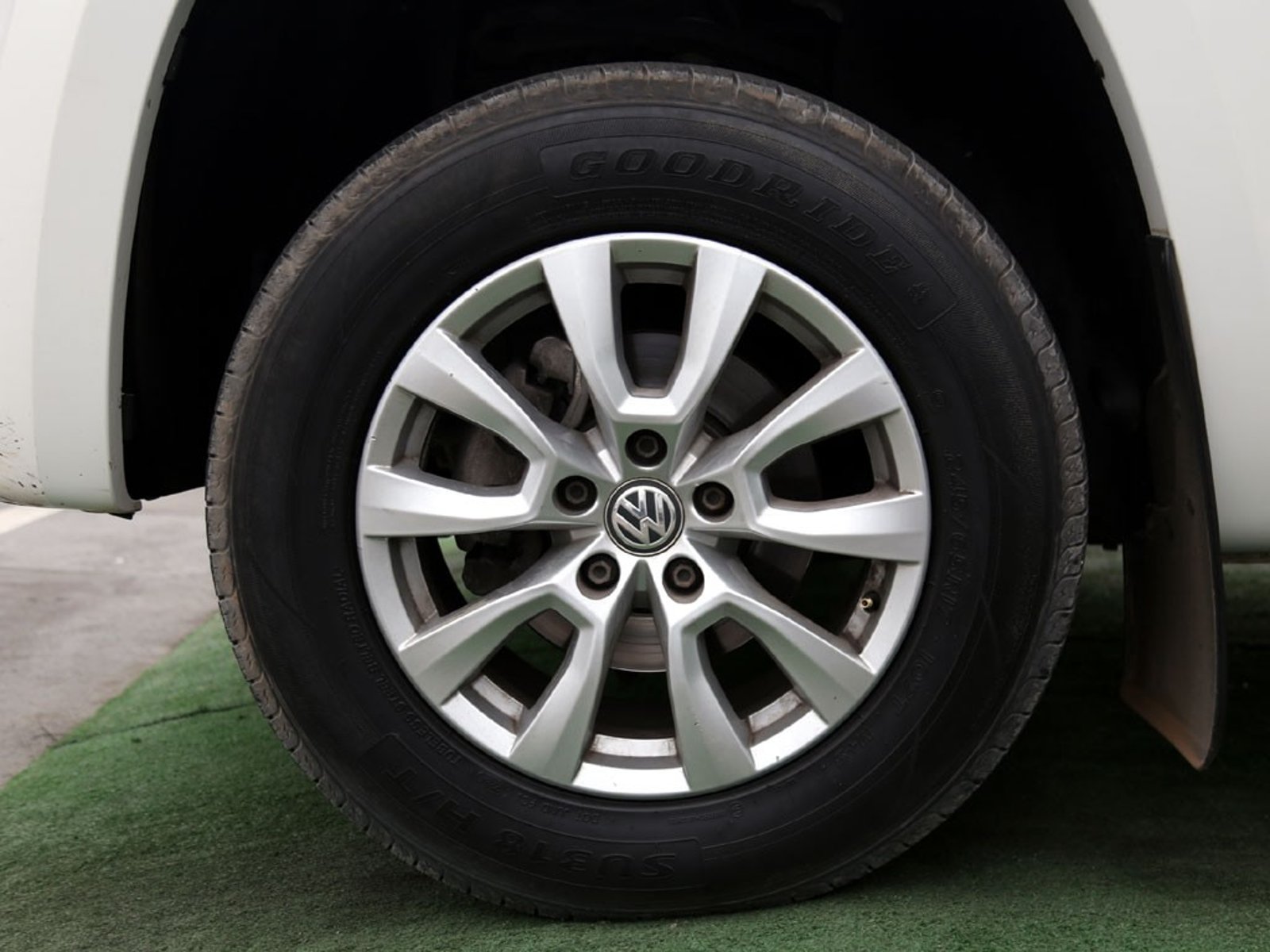 Volkswagen AMAROK TRENDLINE 2.0 DIESEL 4X2 T/M 2023 - Imagen 9 de 20