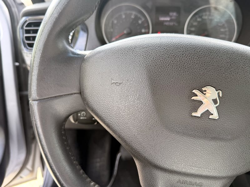 Peugeot 301 1.6 ALLURE HDI 2023 - Imagen 17 de 20