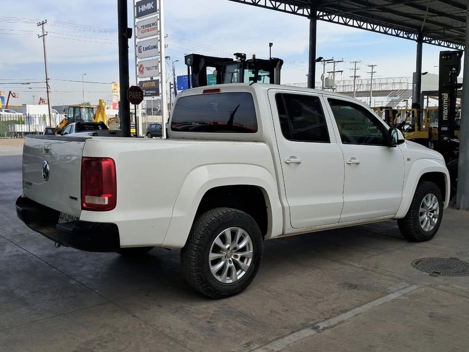 VOLKSWAGEN AMAROK TRENDLINE 2.0 4X4 MT 2023 - Imagen 6 de 19