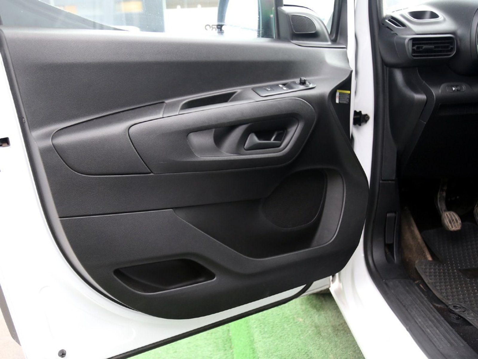 Citroën BERLINGO BLUEHDI 1.5 2024 - Imagen 13 de 20