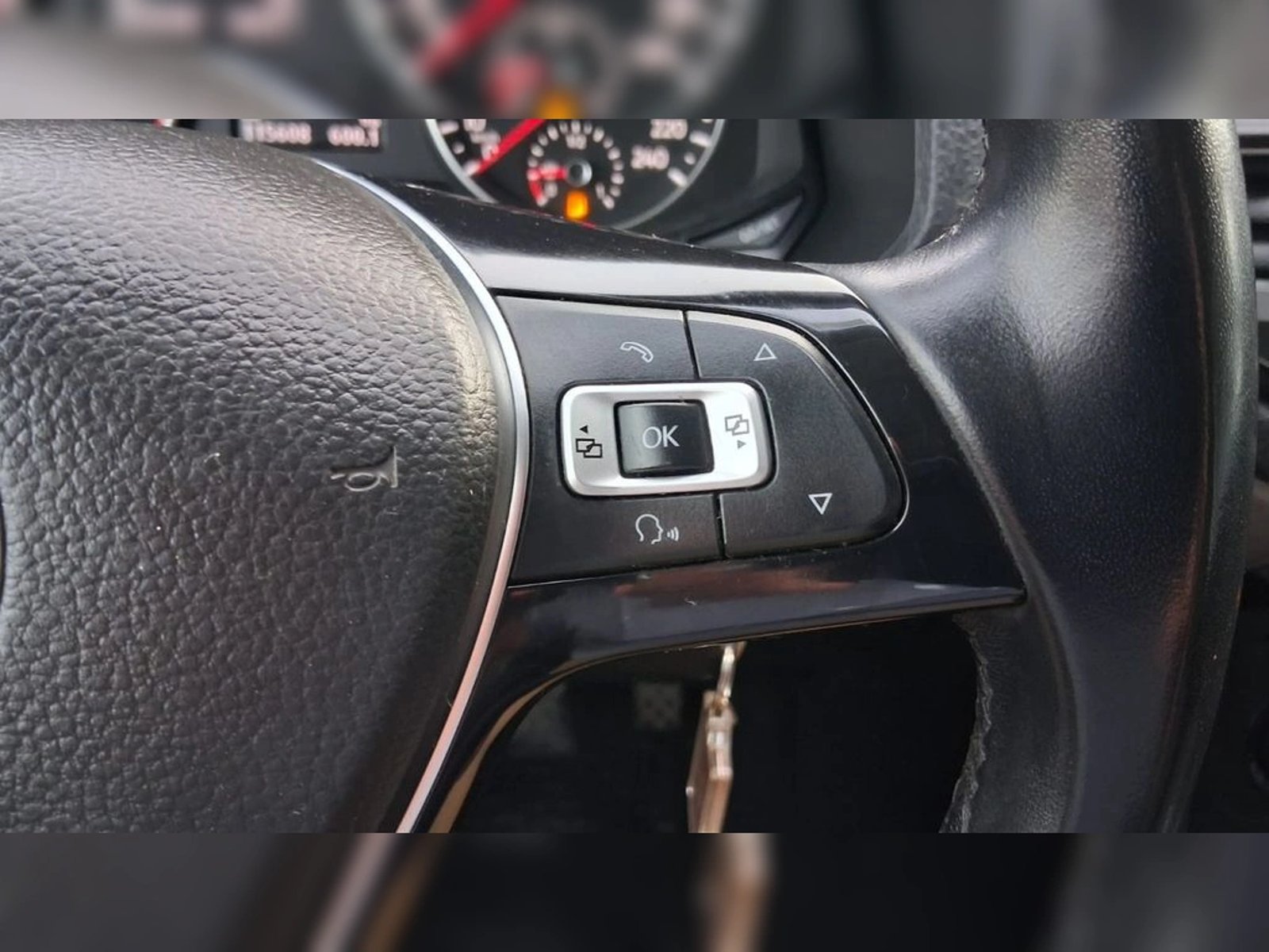 VOLKSWAGEN AMAROK 2.0 TRENDLINE  MT 4X4 DIESEL 2023 - Imagen 12 de 19